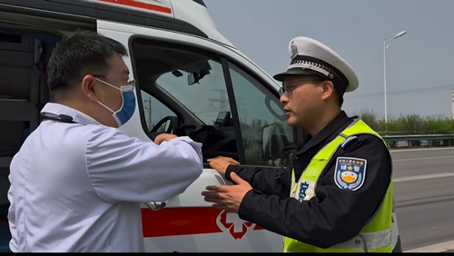 “安途行动”显担当 高速交警护送受伤幼童转院(图1)